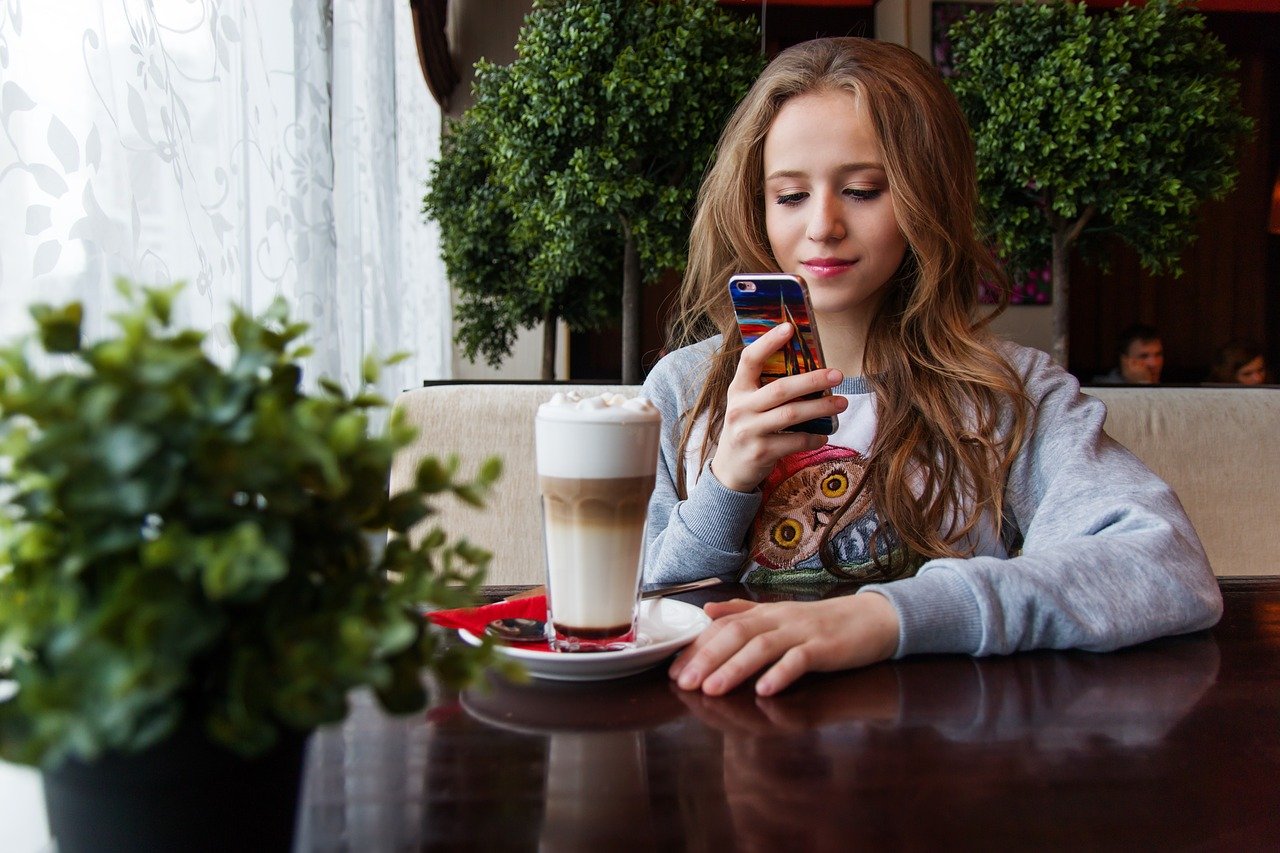 Social Media wichtig für Jugendliche Mädchen Smartphone Café