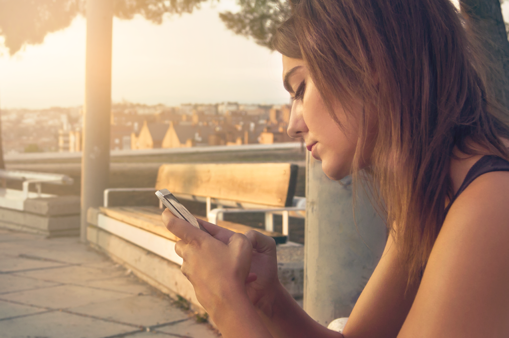 junge Frau verwendet Smartphone Professionelles Instagram-Marketing 5 Tipps zum Erfolg