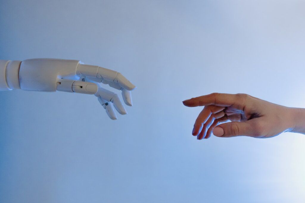 AI futuristisch Hände Neuroflash Erfahrungen Lohnt sich ein AI-Content-Tool 2022