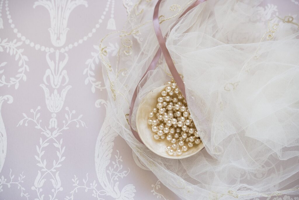 Perlen im Brautschleier Wie werden Perlen gemacht