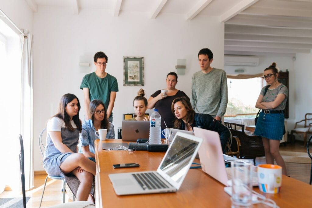 Arbeit Team divers Laptop Wie Sie das Arbeitgebersiegel 'World's Best Employer' erhalten Ein umfassender Leitfaden