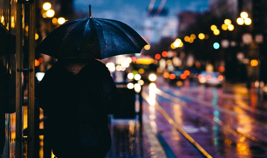 Mann Regen Stadt Nacht Stimmung Rundum sichtbar Wie Litfaßsäulen Ihre Werbebotschaft verstärken