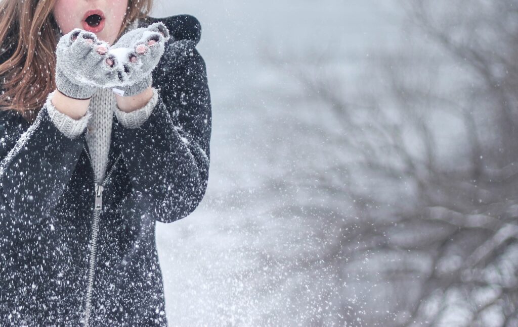 Frau Winter Schnee kalt Notfall-Heizlösungen Schnelle Wärme, wenn Sie es am meisten brauchen