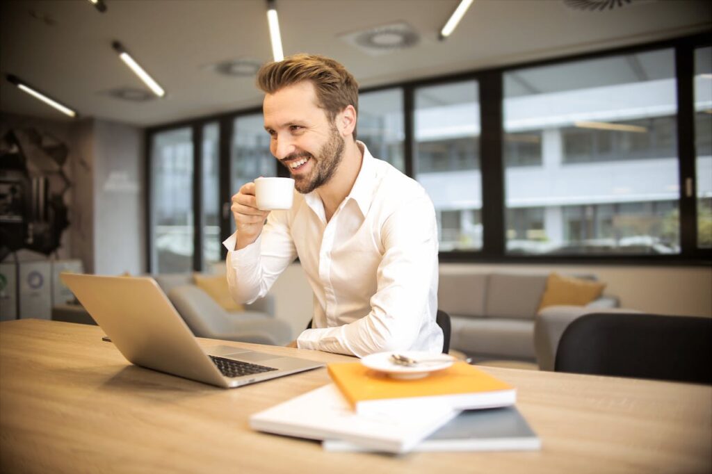 Mann Lächeln Kaffee Büro Laptop Professionellen Webdesigner finden Worauf achten