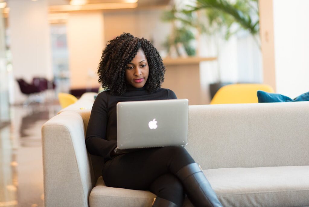 Afroamerikanerin arbeitet am Apple Laptop Macbook kulturelle Diversität Traffic-Anstieg bei Reddit, Foren & Q&A-Portalen – was steckt dahinter