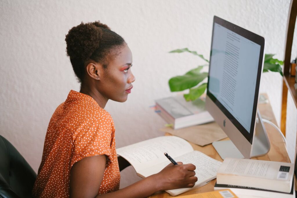 Frau Afroamerikanerin kulturelle Diversität Digitale Wege, um Sprachen zu lernen – Flexibel, modern und effektiv