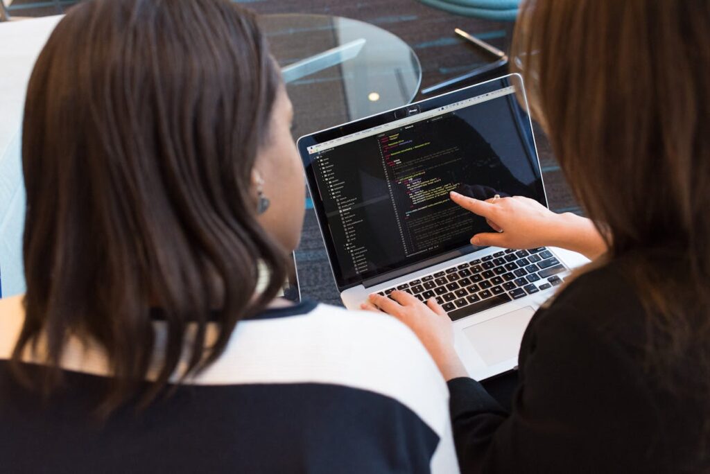 Frauen arbeiten am Laptop Webdesign Ihre Website sieht gut aus Warum trotzdem kaum Kunden da sind und wie Sie das ändern